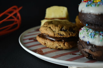 alfajores con dulce de leche y choclates, bombones