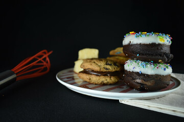 alfajores con dulce de leche y choclates, bombones