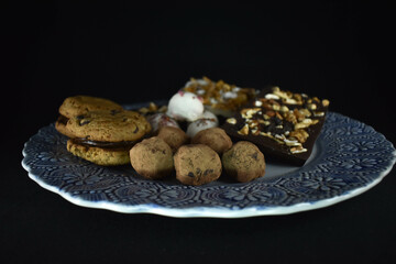 alfajores con dulce de leche y choclates, bombones