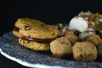 alfajores con dulce de leche y choclates, bombones