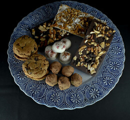 alfajores con dulce de leche y choclates, bombones