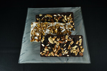 alfajores con dulce de leche y choclates, bombones