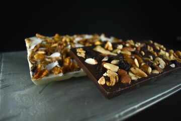 alfajores con dulce de leche y choclates, bombones