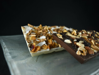 alfajores con dulce de leche y choclates, bombones