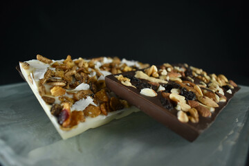 alfajores con dulce de leche y choclates, bombones