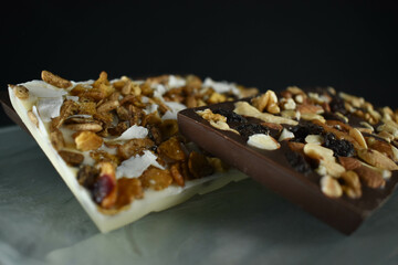 alfajores con dulce de leche y choclates, bombones