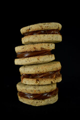 alfajores con dulce de leche y choclates, bombones