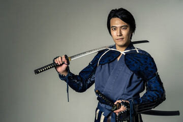 刀を抜くサムライ　武将　武士　時代劇