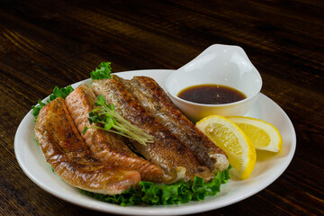 tiras de salmón en platillo 