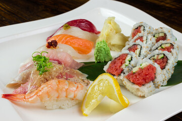 plato de sushi y rollos 