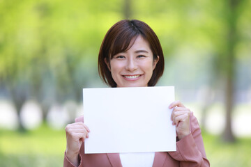 メッセージボードを持つ女性社員