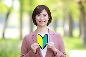 初心者マークを持つ女性社員