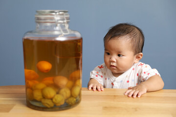 表情豊かな赤ちゃんと飲み物の画像。泣き顔など。