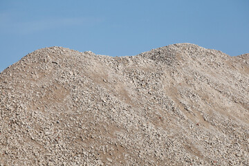 Bauschutt, Steinchen auf einem Schutthaufen