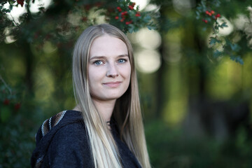 Naklejka premium Blondes Mädchen mit südamerikanischem Poncho im Wald.