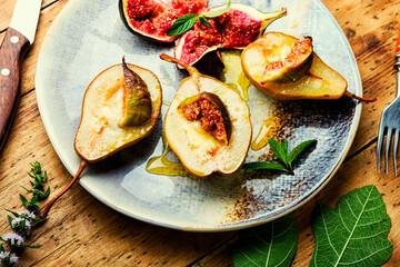 Baked pear with figs