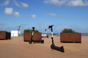 e-roller auf der strandpromenade