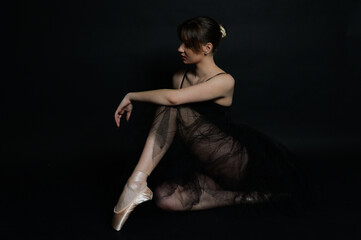 junge ballerina tänzerin dancing tanzen im ballett kleid tütü ballet balletschuhe pose lowkey dunkler schatten hintergrund © fotoak80