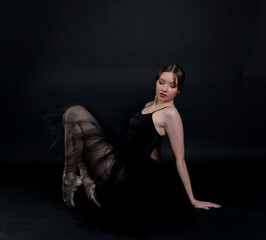 junge ballerina tänzerin dancing tanzen im ballett kleid tütü ballet balletschuhe pose lowkey dunkler schatten hintergrund © fotoak80