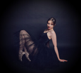 junge ballerina tänzerin dancing tanzen im ballett kleid tütü ballet balletschuhe pose lowkey dunkler schatten hintergrund © fotoak80