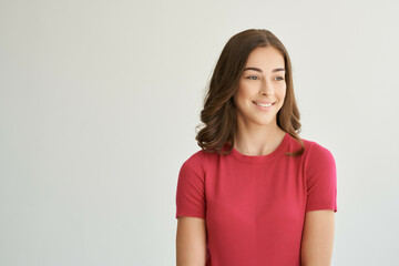 Obraz premium cheerful woman holding on to hair cosmetics isolated background