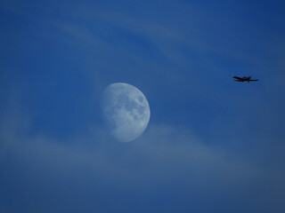 Wieczorny księżyc,  przezroczyste chmurki  i  mały samolot  - obrazy, fototapety, plakaty