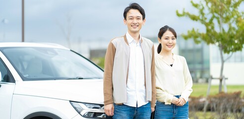 車でお出かけする若い日本人カップル