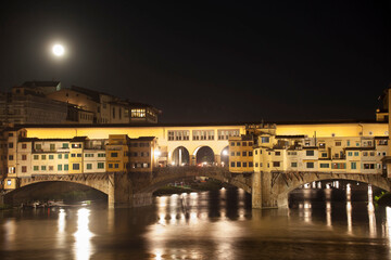 Fototapeta na wymiar Italia, Toscana, Firenze, luna piena e monumenti cittadini. Il Ponte Vecchio.