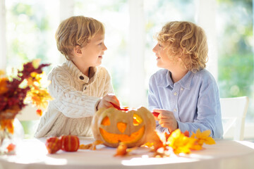 Obraz na płótnie Canvas Family carving pumpkin for Halloween