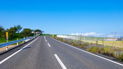 Fototapeta premium 信濃川・大河津分水路に沿った急カーブ（新潟県燕市）