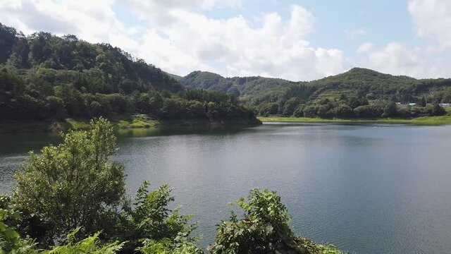 夏の錦秋湖と西和賀町の街並み