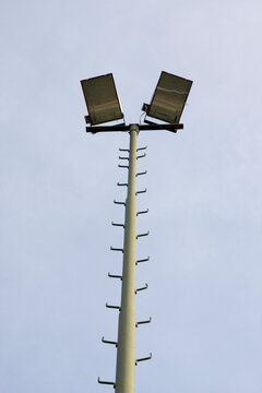 Flutlichtmast gegen Himmel 1