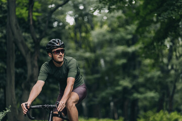 Obraz premium Healthy and fit man in helmet biking on fresh air