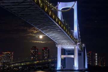 東京のレインボーブリッジと満月の夜景