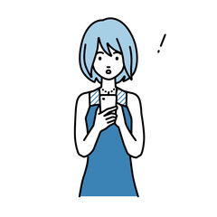 立ってスマートフォンを操作して何かに気づいて驚いたドレスの女性