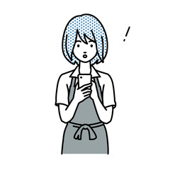 立ってスマートフォンを操作して何かに気づいて驚いたカフェ店員の女性