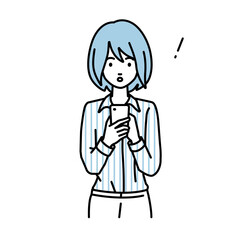 立ってスマートフォンを操作して何かに気づいて驚いたブラウスの女性