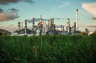 Obraz premium Scene evening of tank oil refinery plant tower and column tank oil of Petrochemistry industry