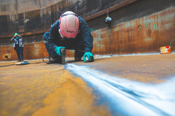 Male worker test steel tank butt weld carbon bottom plate of storage tank oil magnetic field