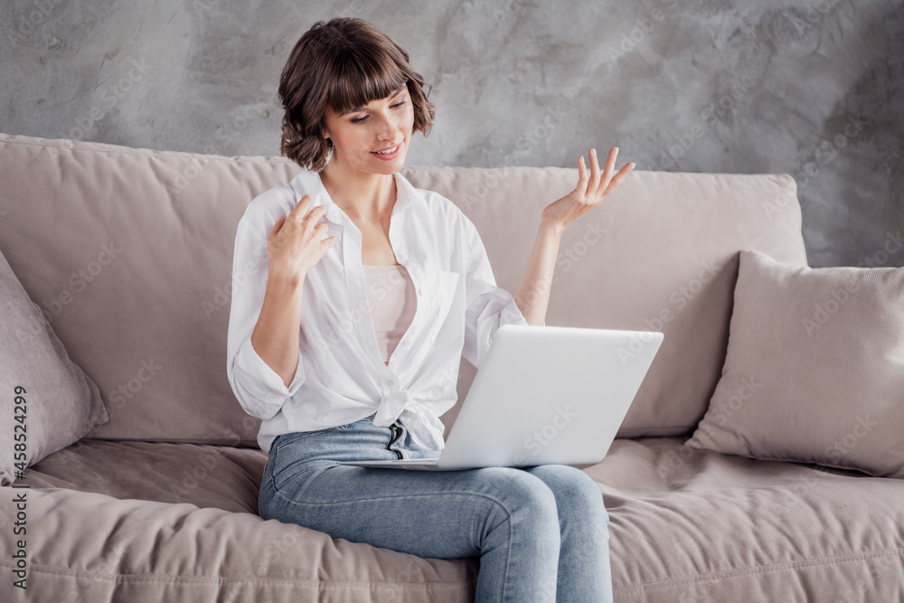 Poster Photo portrait woman wearing white shirt using laptop got idea touching chin talking on web camera