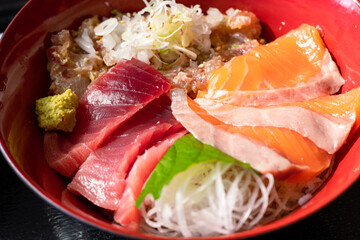 サーモン・まぐろ・びんとろ丼