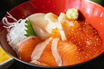 サーモン・いくら・ほたて丼
