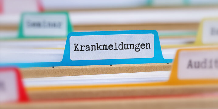 Akten mit der Beschriftung Krankmeldungen