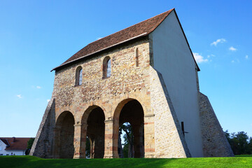 Fototapeta na wymiar Basilikafragment - Ruine der Kirche im Kloster Lorsch