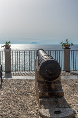 średniowieczna armata wycelowana w czynny wulkan Stromboli. Miejsce spotkań turystóww w Tropea