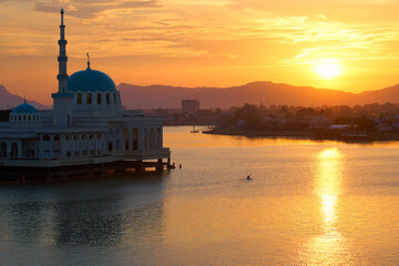 Naklejka premium Sunset at Floating Mosque or Masjid India in Kuching, Sarawak.