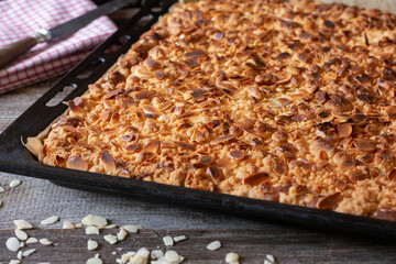 rustic crumble cake with almonds