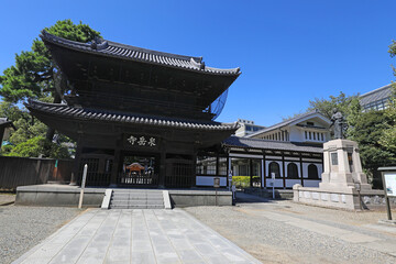泉岳寺の山門と大石内蔵助像