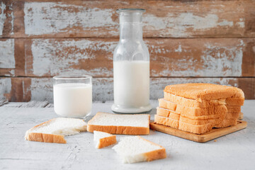 Sliced ​​bread with a glass of milk and a bottle of fresh milk