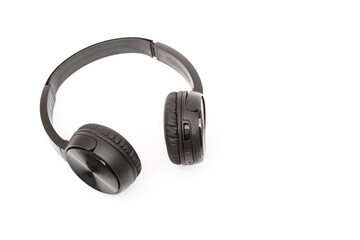 Auriculares cascos para escuchar musica negros sobre un fondo blanco liso y aislado. Vista superior. Copy space